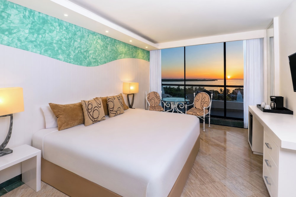 grand, sunset view، Grand Oasis Cancun All Inclusive 4/9