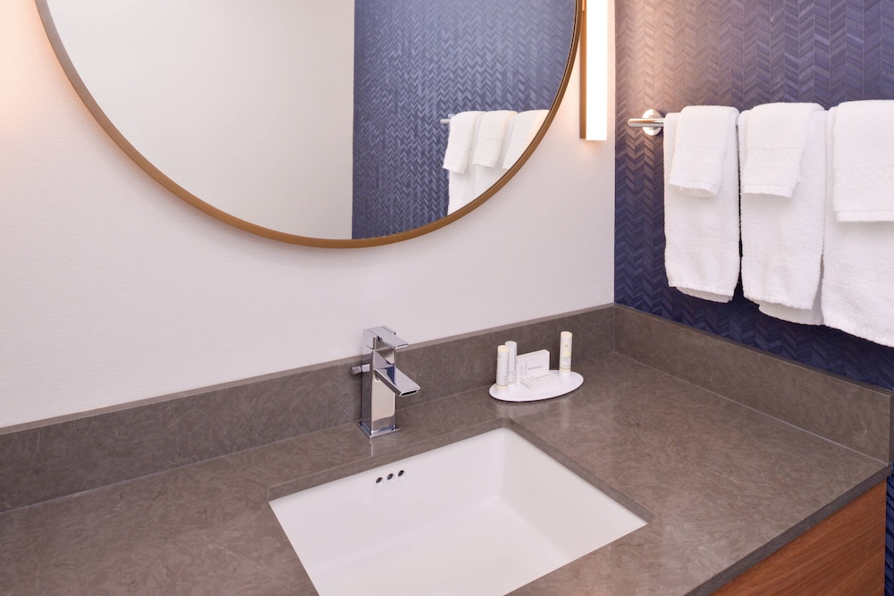 Fairfield Inn and Suites by Marriott Bakersfield Central 15/37