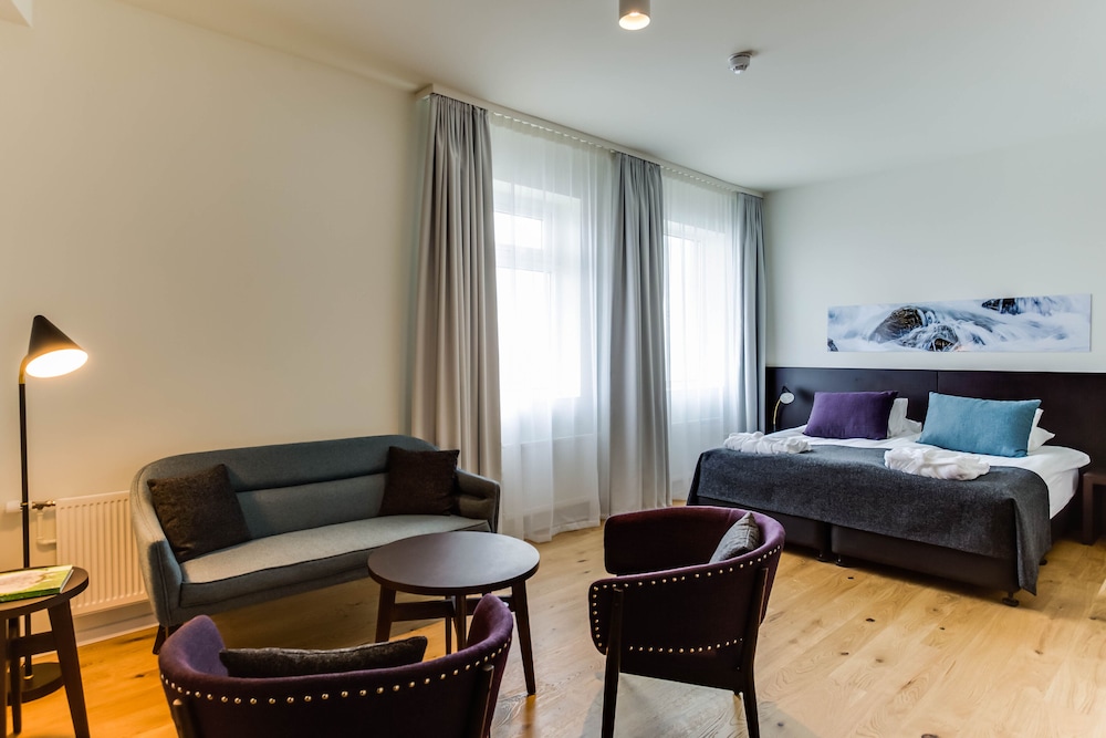 DELUXE, DOUBLE OR TWIN BED
