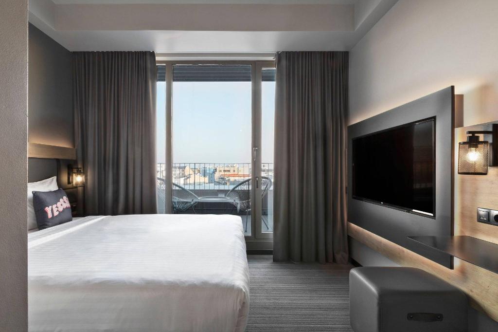 Moxy, Guest Room, Superior, Queen Bed, Downtown View, Balcony