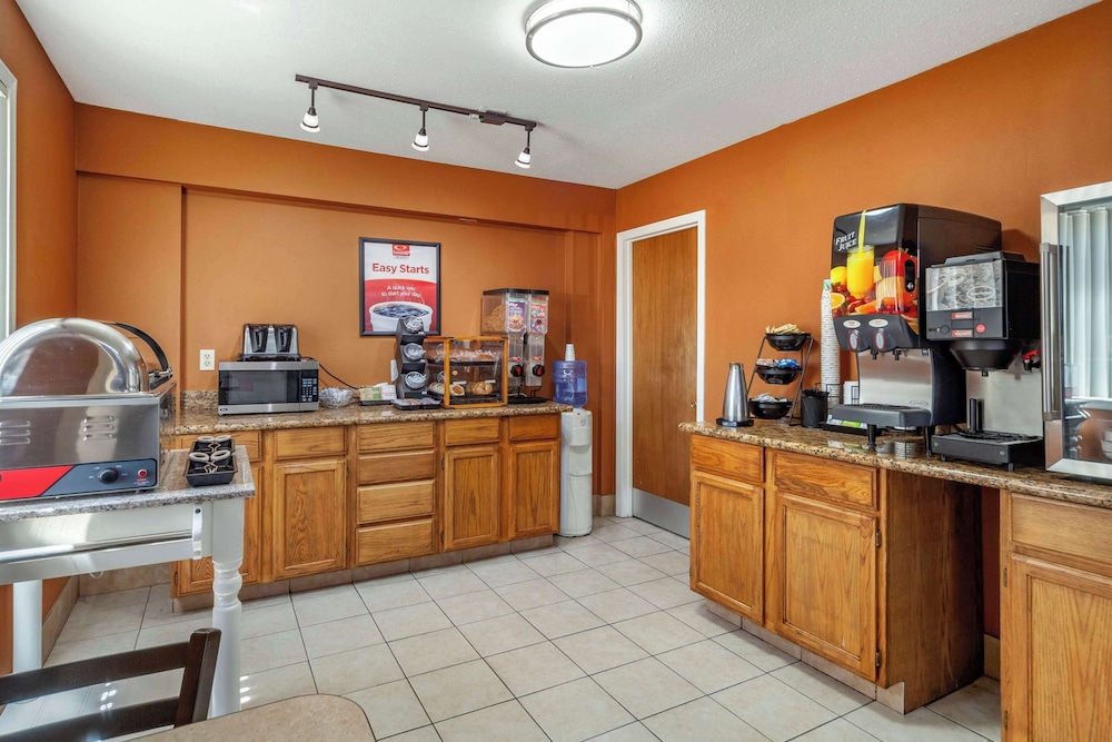 Econo Lodge Hays I-70 44/54