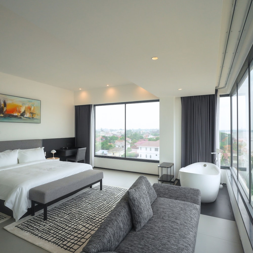 One Riviera Hotel and Residences 36/68