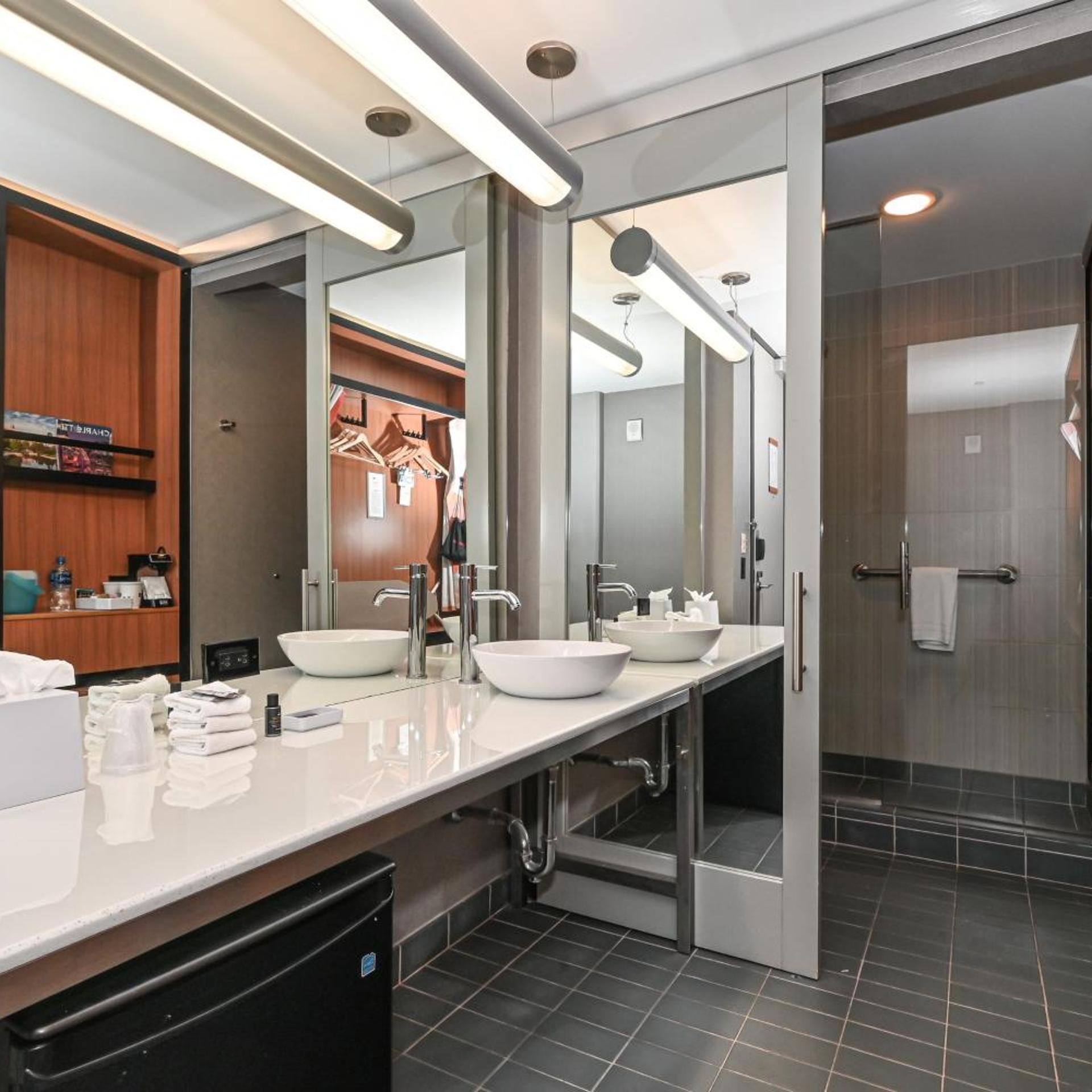 Aloft, Guest Room, 2 Queen Beds، Aloft Charlotte City Center 8/10