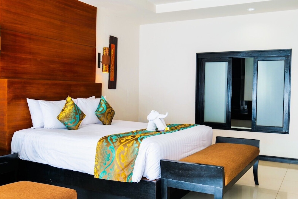 GRAND, DELUXE, POOL VIEW