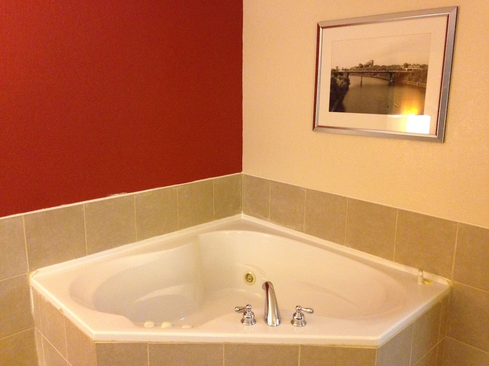 Travelodge by Wyndham Brooklyn Center 27/48
