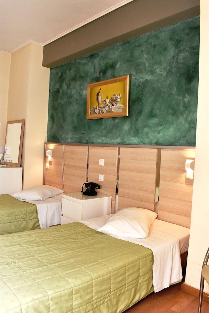 SOCRATES HOTEL 35/44