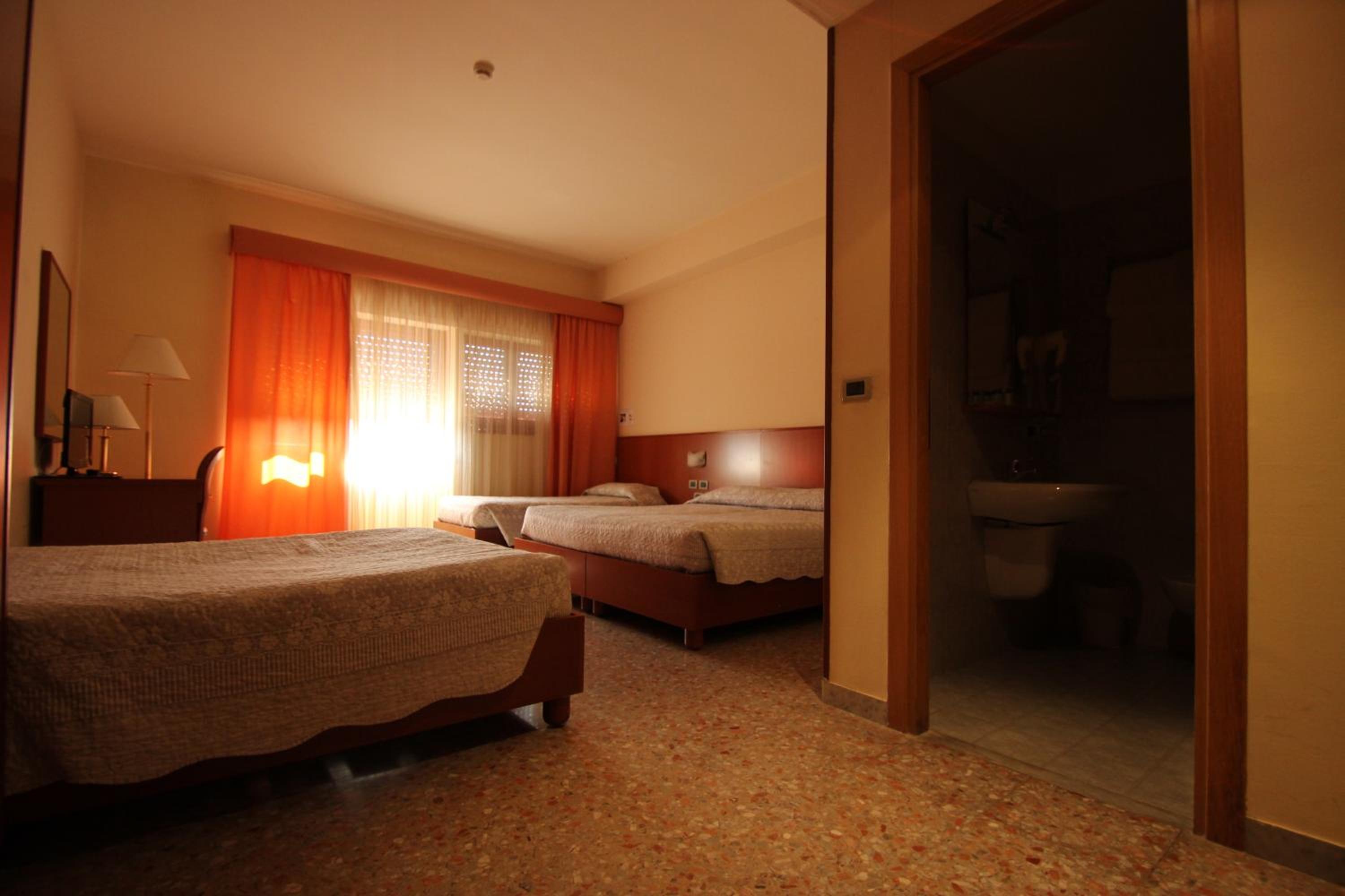 غرفة قياسية رباعية، Hotel Oasi Dei Discepoli 2/5