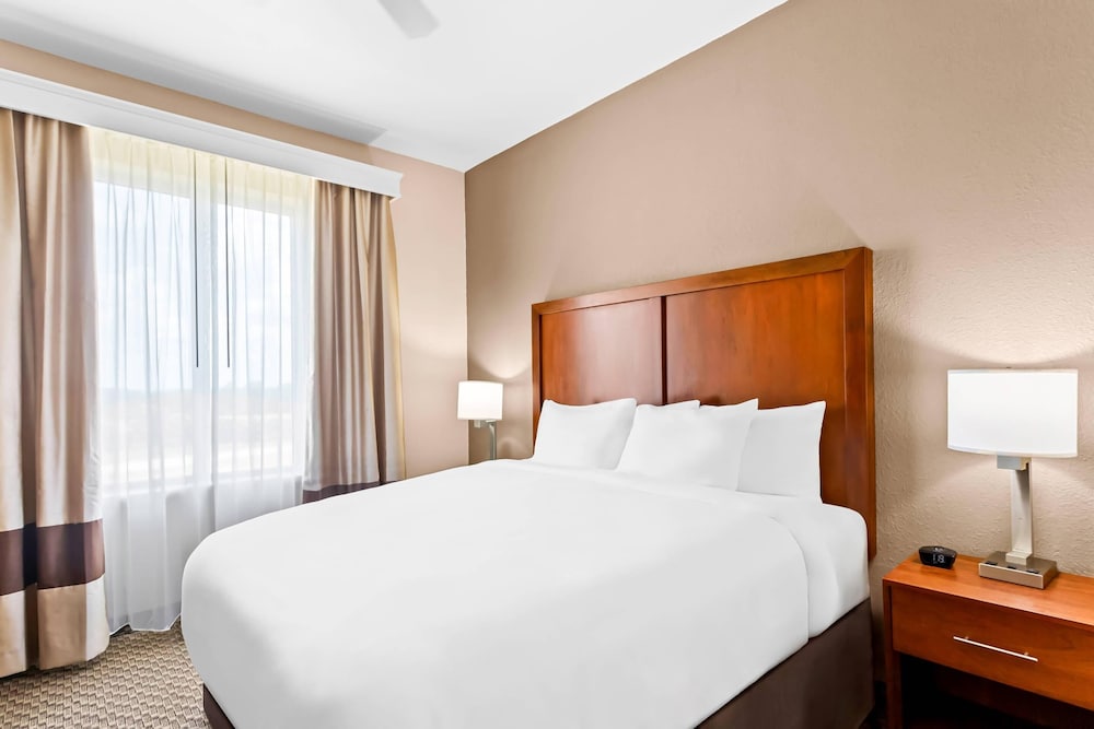 Suite, King Bed, Sofa