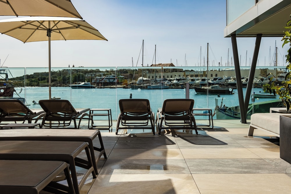 115 The Strand Hotel And Suites 32/49