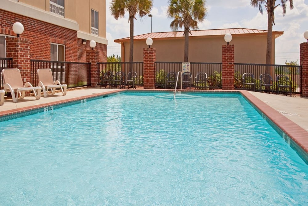 Holiday Inn Express and Suites Lucedale Hotel 7/76