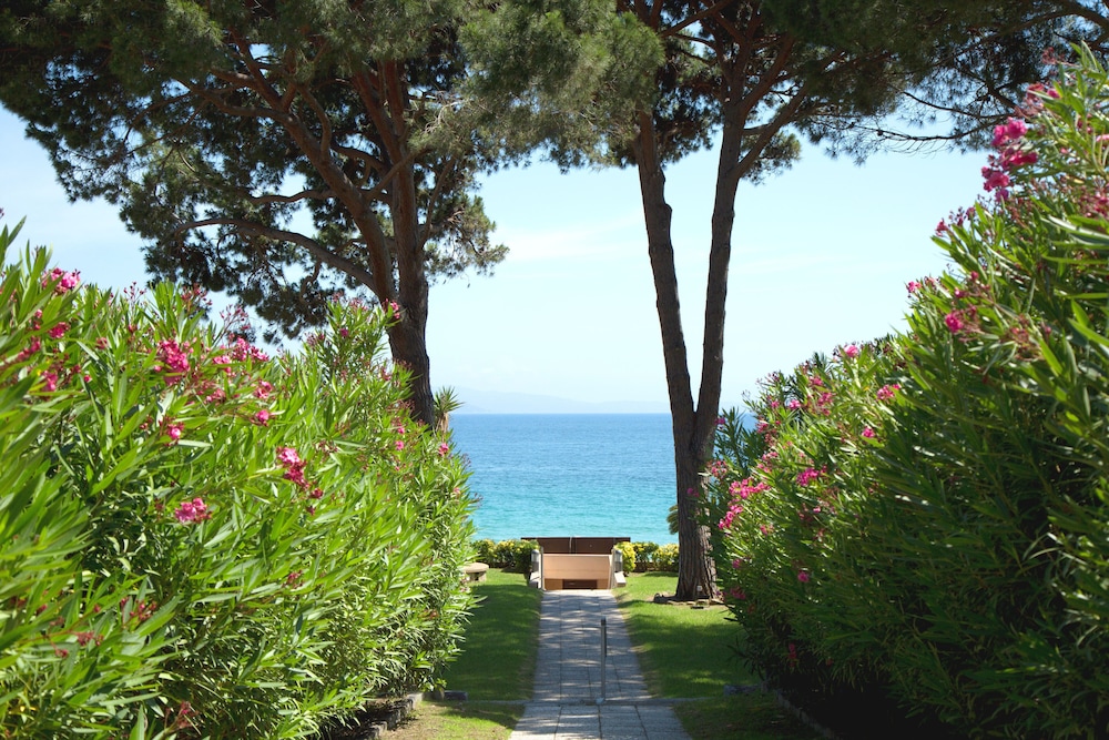 Hotel La Pinede 64/72