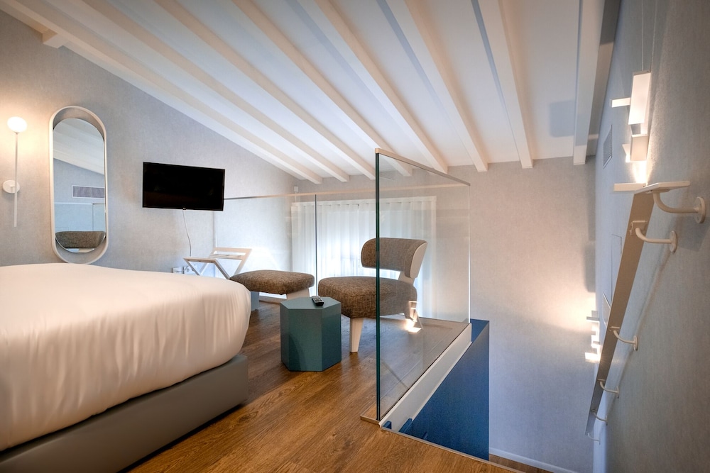 Mezzanine, Family, Studio, Suite, King Bed