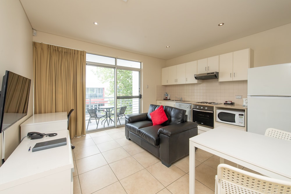 MAWSON LAKES HOTEL 35/64