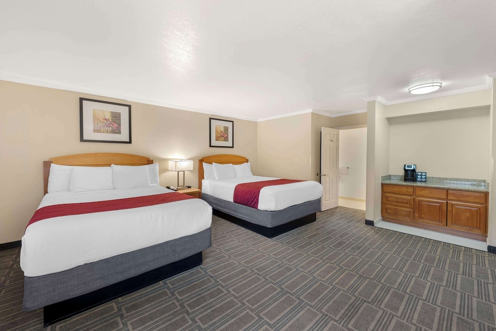 Standard, 2 Queen Beds, Best Western Plus Ontario Airport & Convention Center 3/10