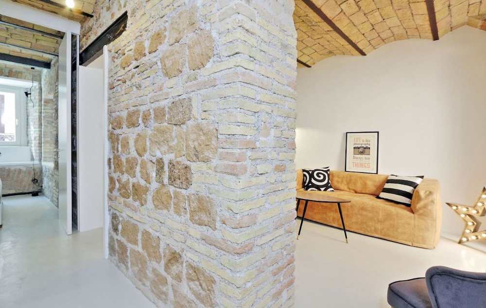 Design Flat for 4 near Colosseum 3/24