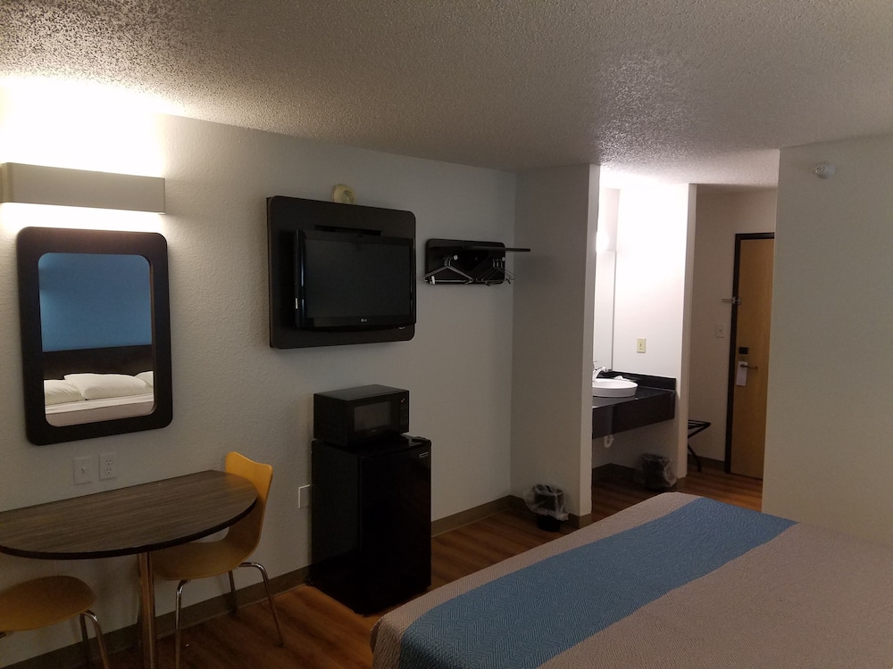 Motel6 Indianapolis, IN - Southport 38/45