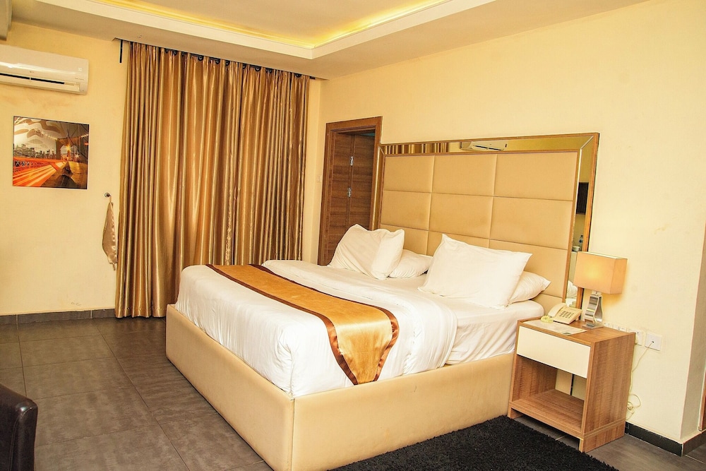 Iris Hotel 9/50