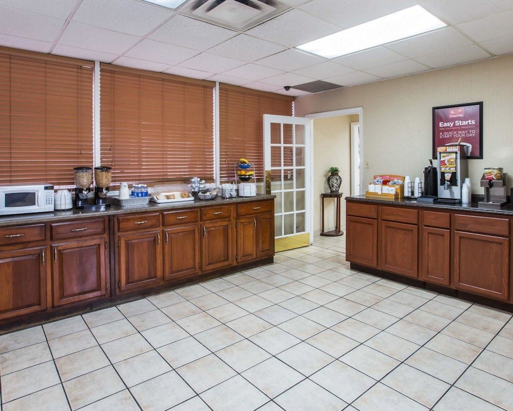 Econo Lodge Atlanta College Park 12/39