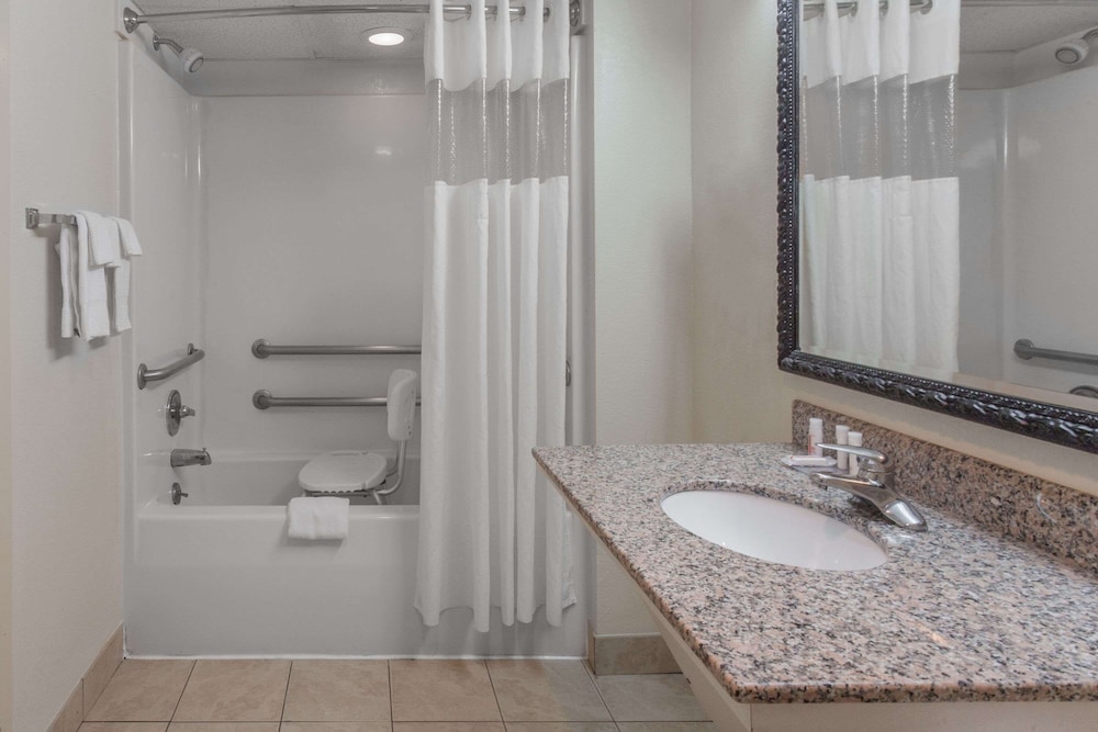 Room, 2 Queen Beds, Accessible 4/5