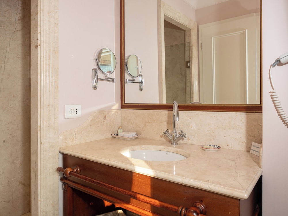 Ebel Boutique Hotel Tirana 48/50
