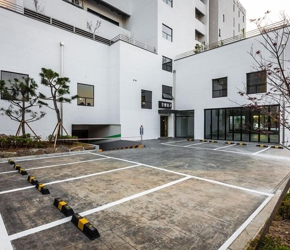 Merry Mud Hotel 30/37