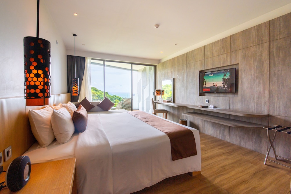 Deluxe Partial Sea View