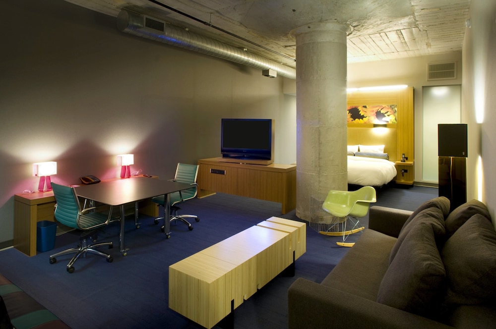 Aloft Dallas Downtown 18/49