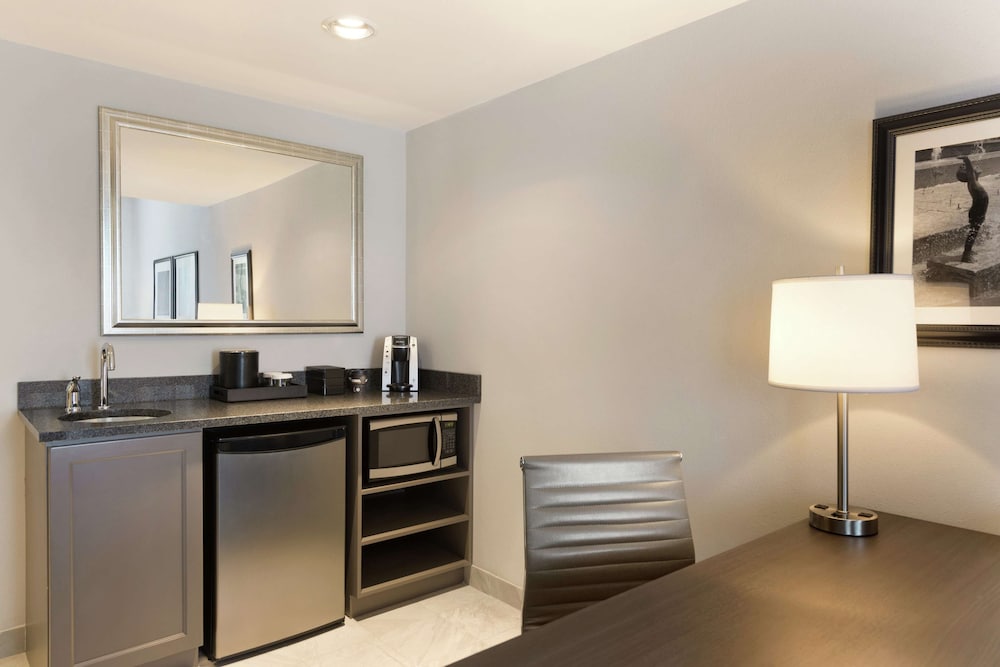 Embassy Suites by Hilton Charlotte Ayrsley 52/53