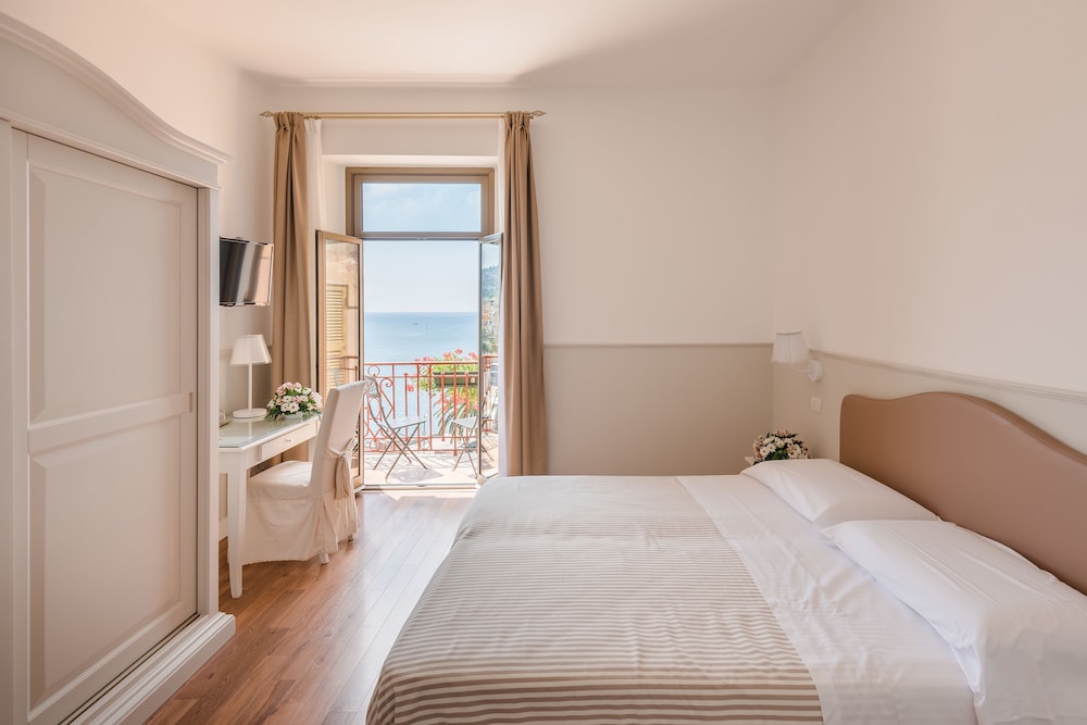 ROOM, DOUBLE BED, SEA VIEW