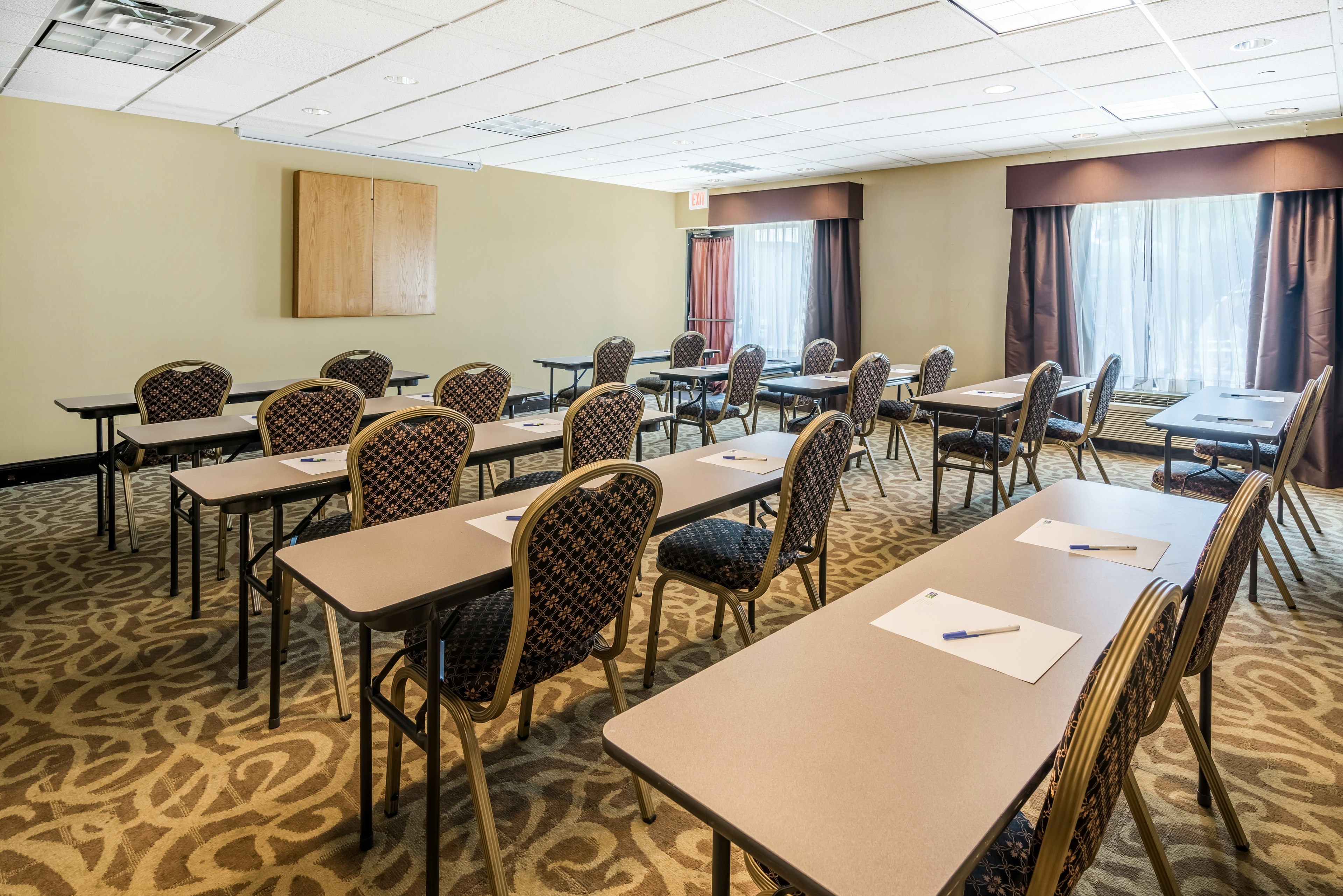 Holiday Inn Express & Suites North East 50/53