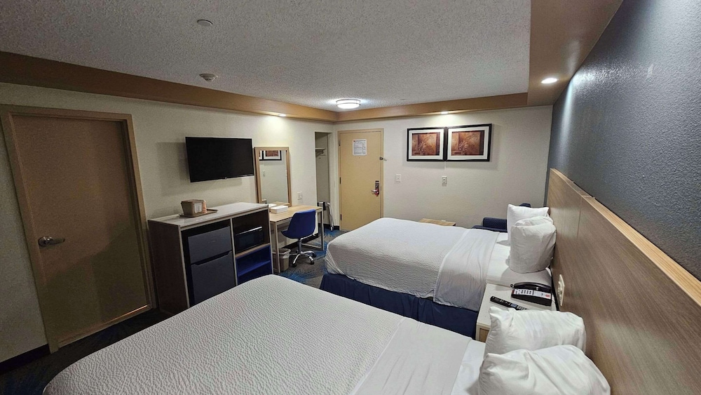 Standard, 2 Double Beds, Econo Lodge Woodbridge 3/10
