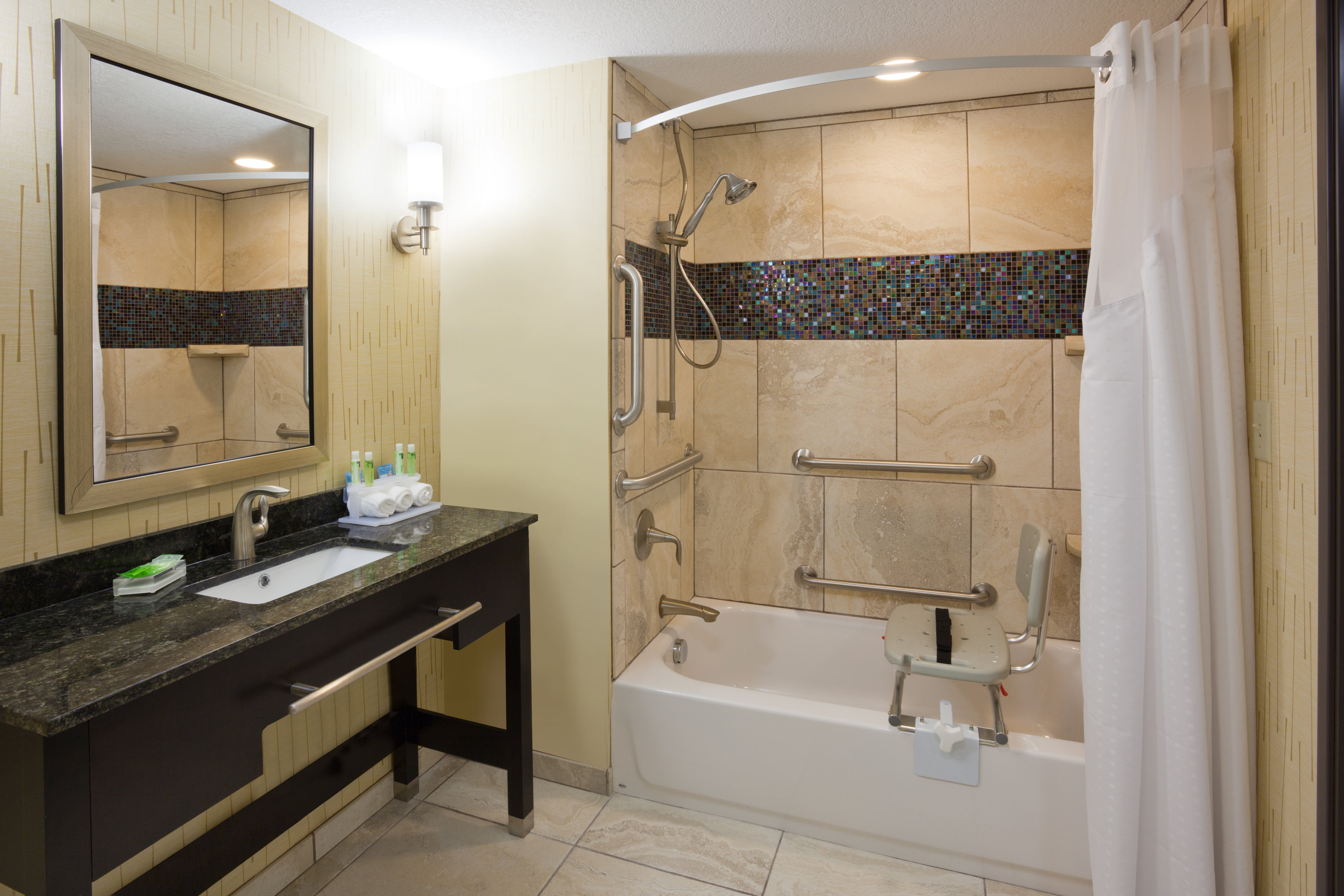 جناح لذوي الإعاقة، Holiday Inn Express & Suites Davenport, an IHG Hotel 2/2