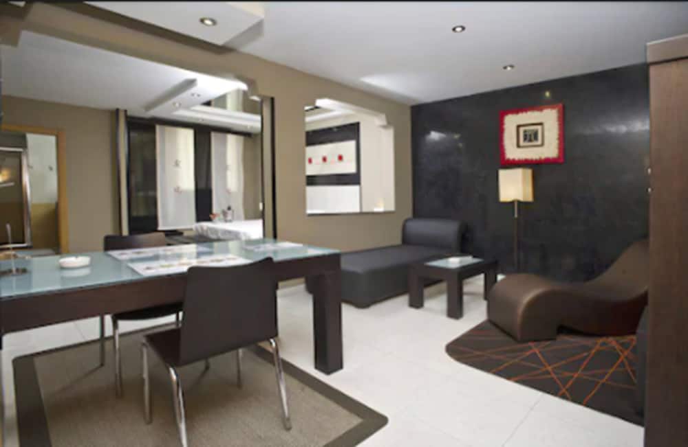 Zouk Hotel 35/50