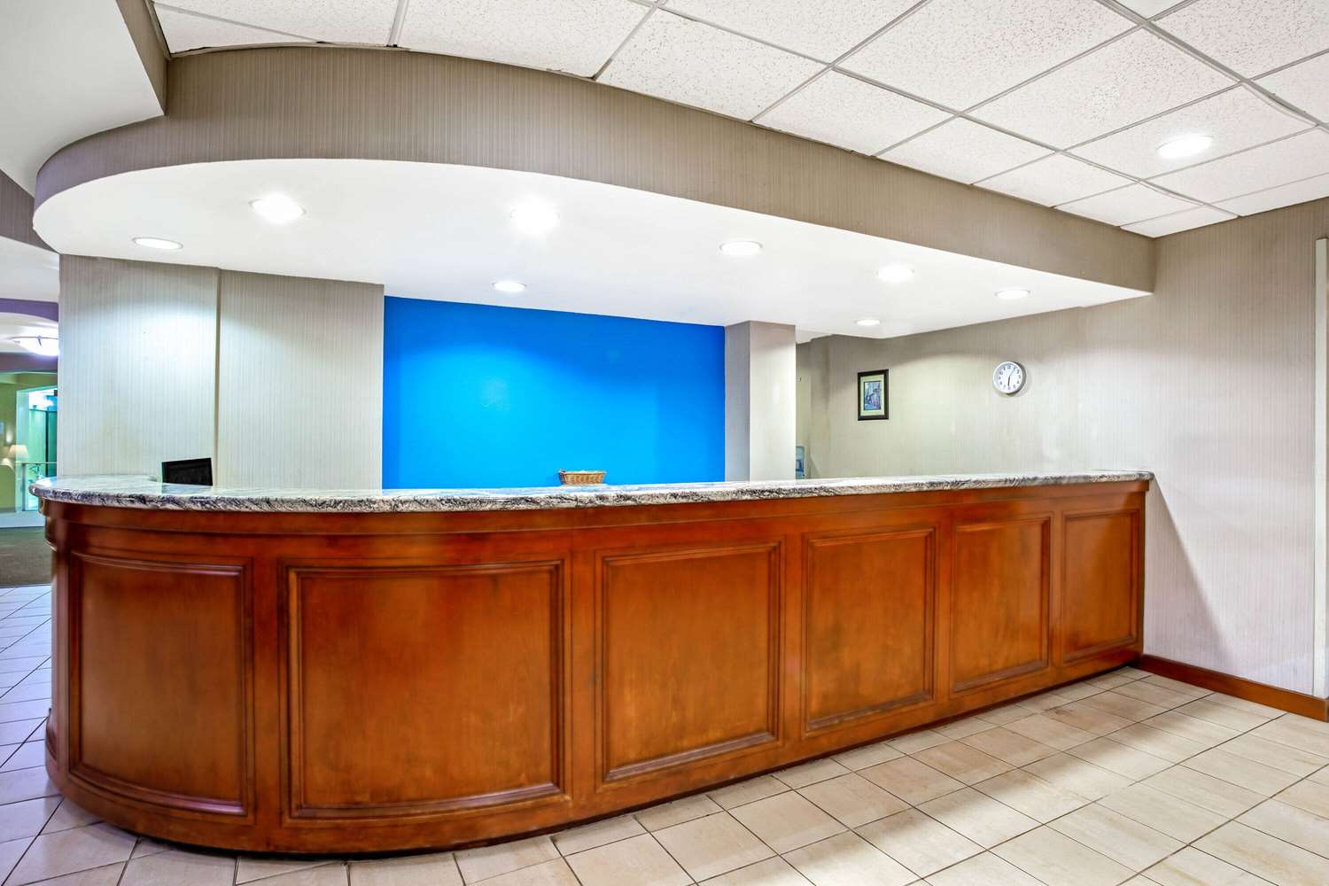 La Quinta Inn & Suites by Wyndham Stamford / New York City 9/59