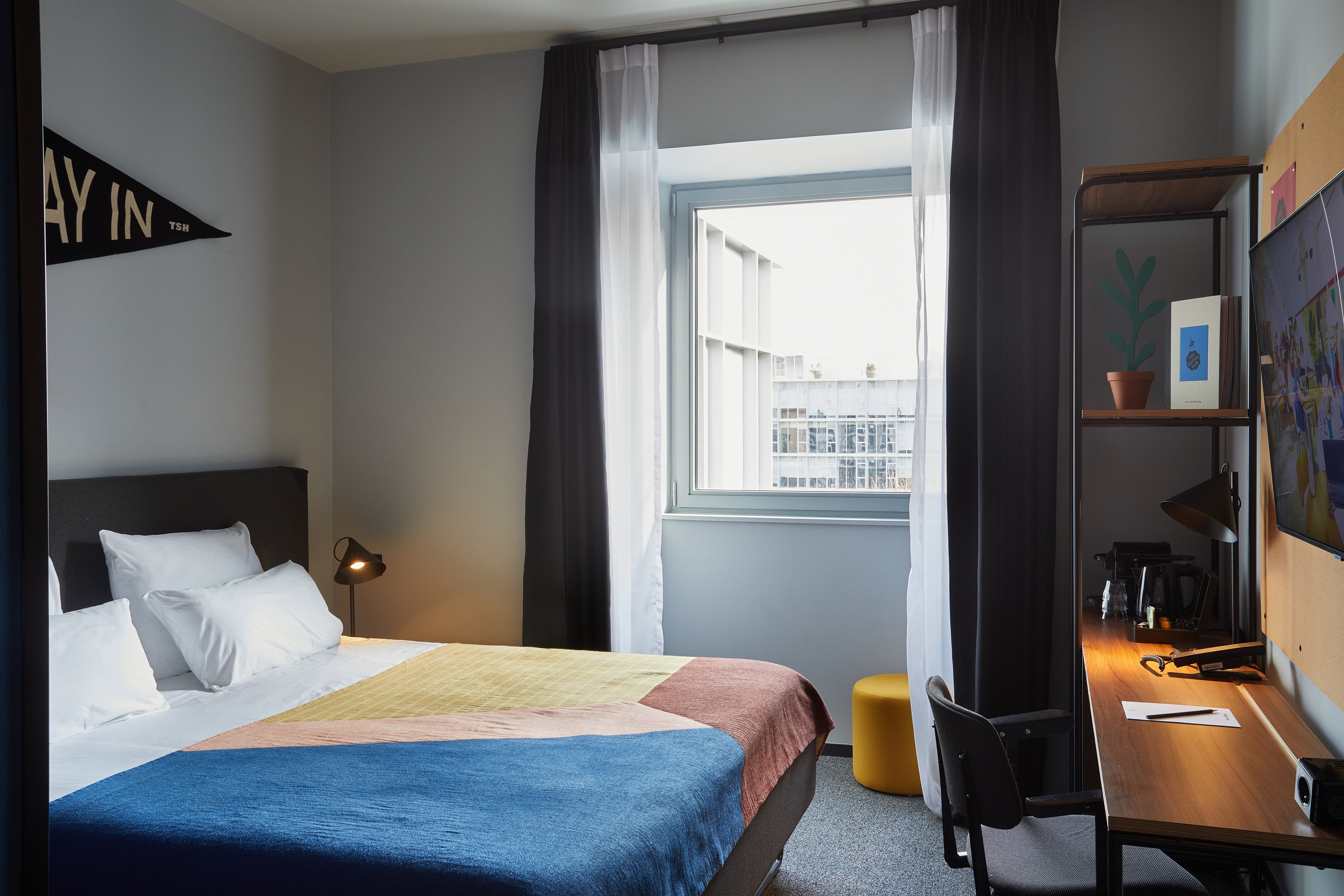 EXECUTIVE, KING BED