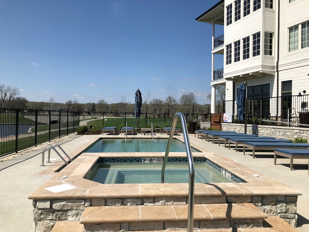 The Inn At Meadowbrook 44/50