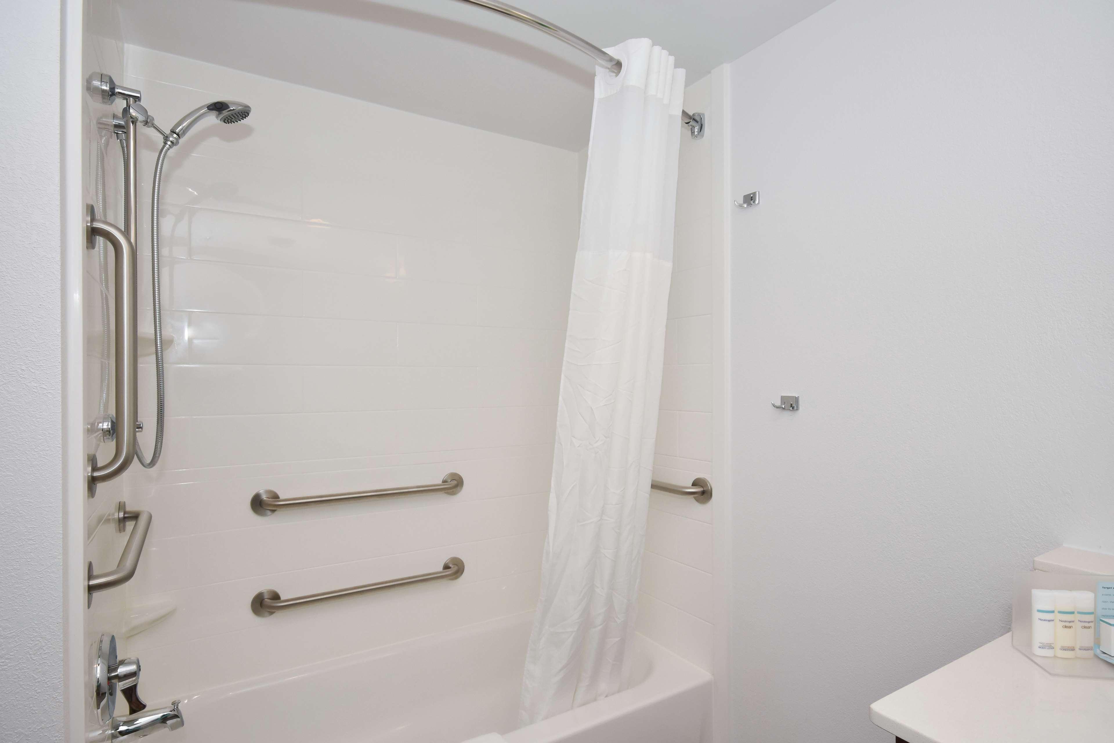 1 Queen Mobility/Hearing Access Tub Nosmok