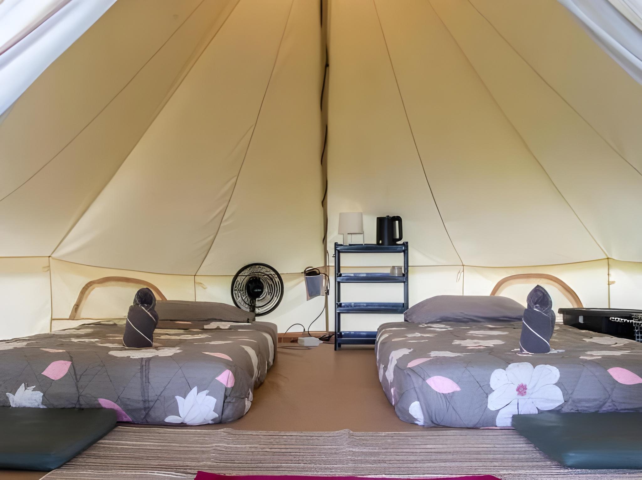 Castaway, Twin Beds