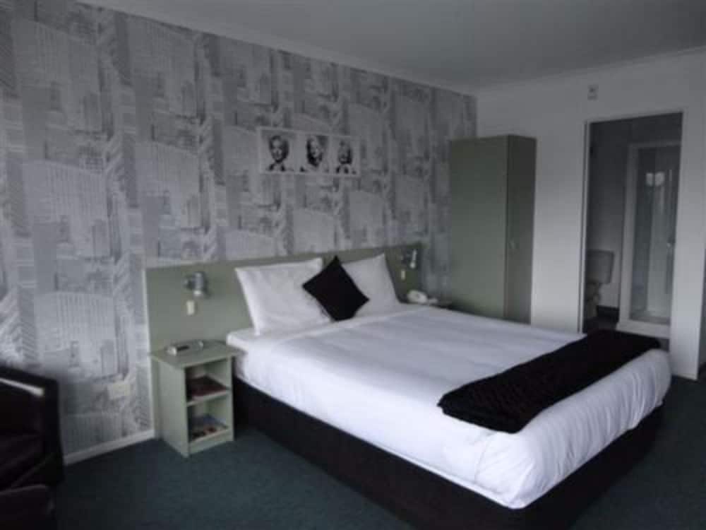 SPLIT, STUDIO, KING OR QUEEN BED