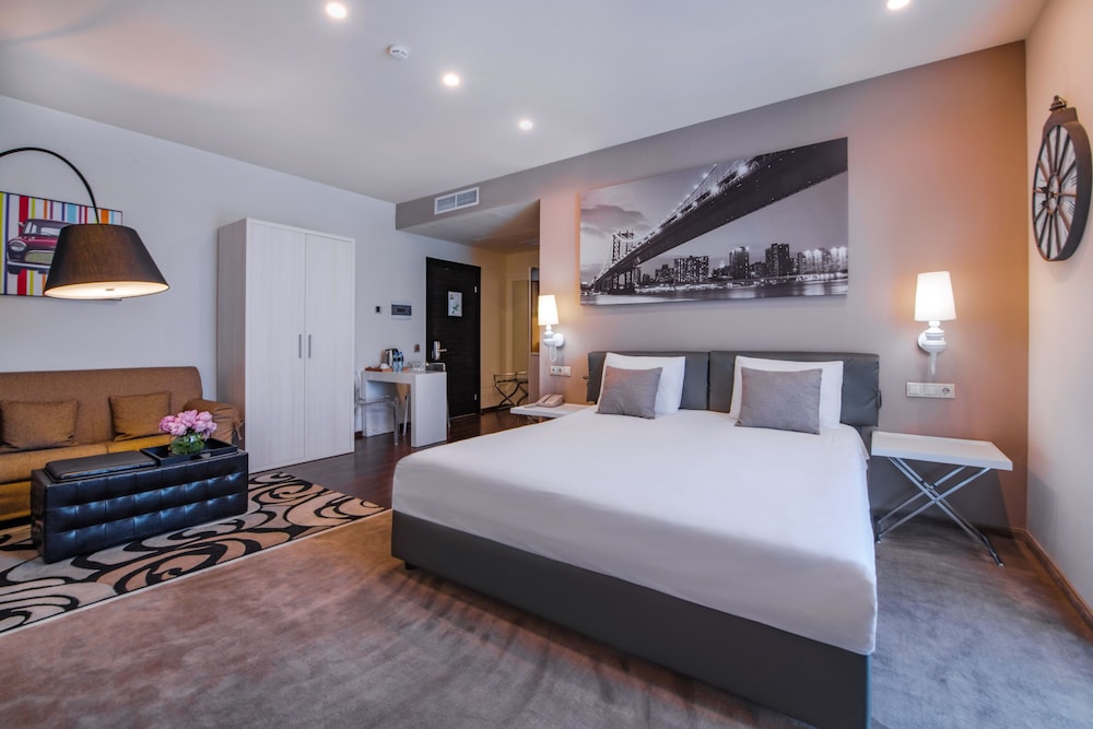 Opera Suite Hotel 12/50