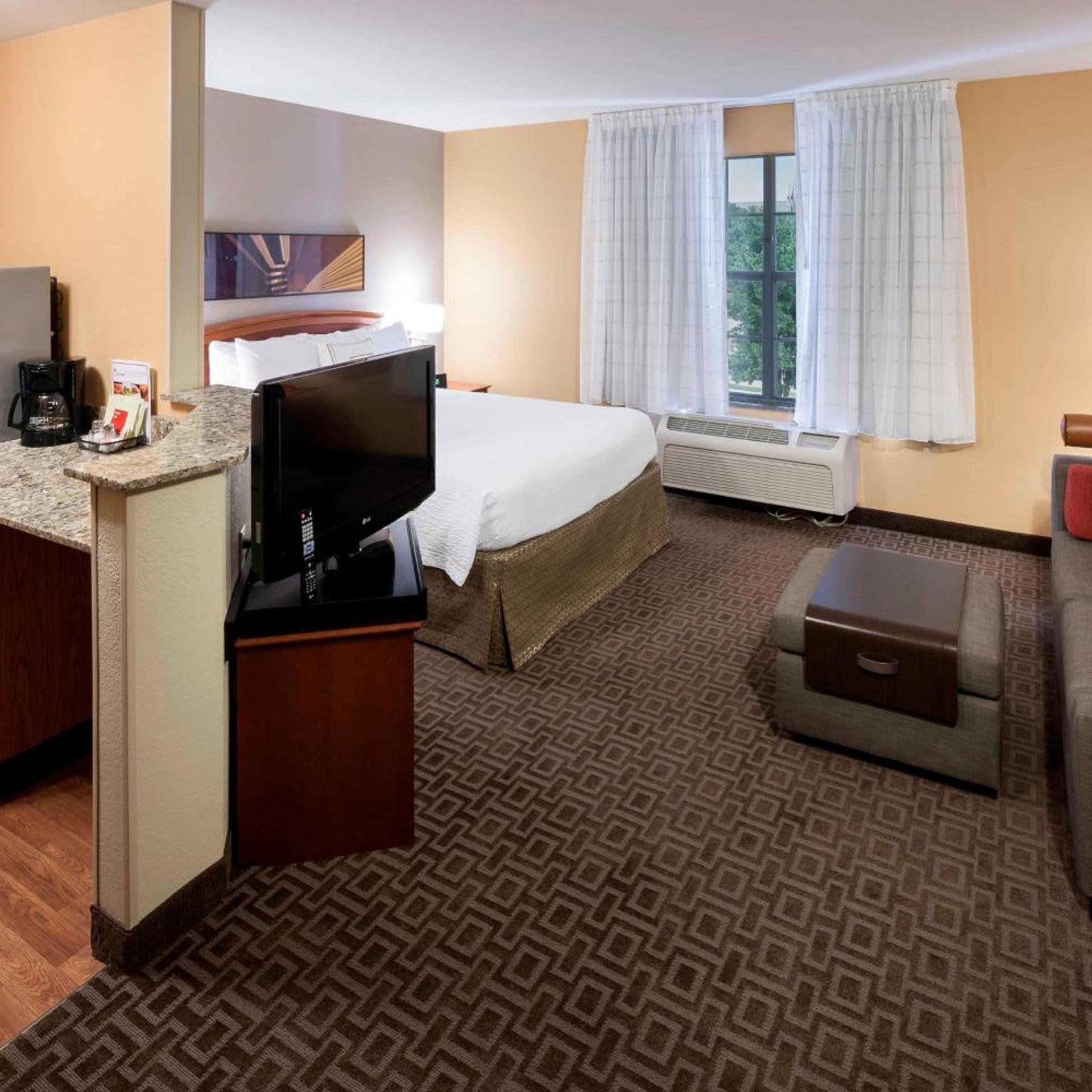 Studio, Queen Bed, Courtyard View, Sofa