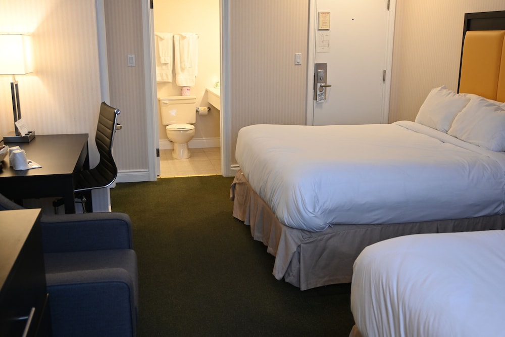 Gananoque Inn Spa 24/66