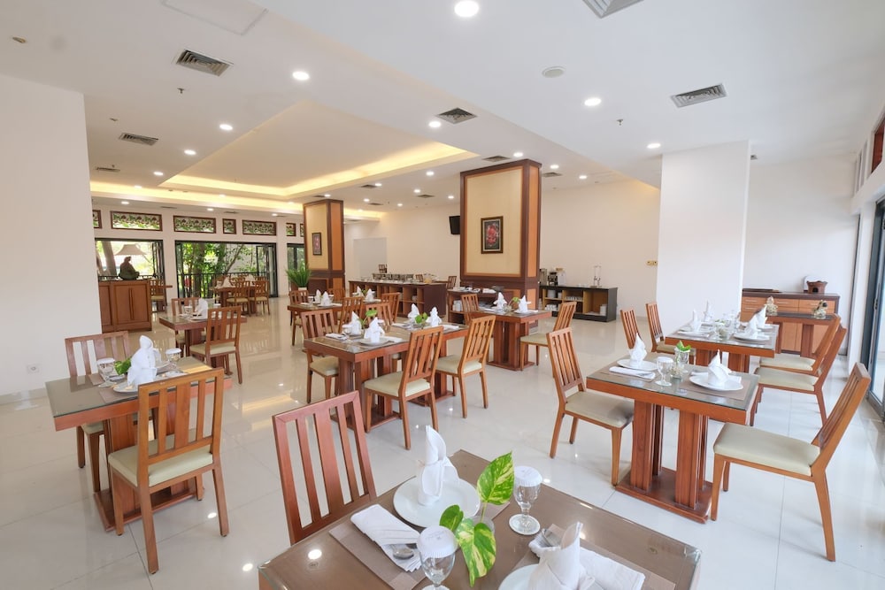 Grand Orchid Hotel 22/23