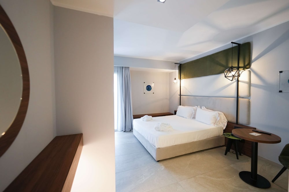 Junior Suite, Queen Bed, Sofa, Garden Area، Best Western Plus Sabaudia Hotel & Spa 2/3