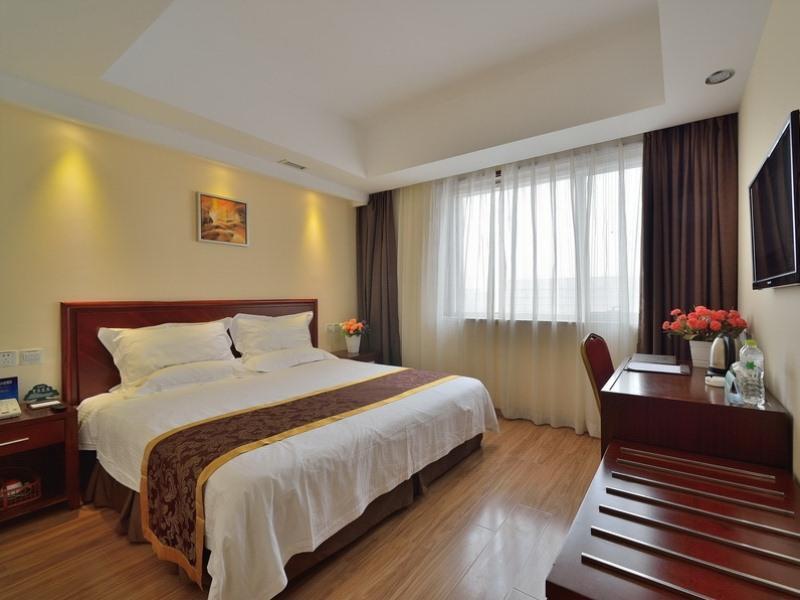 ROOM, KING BED, NO WINDOW