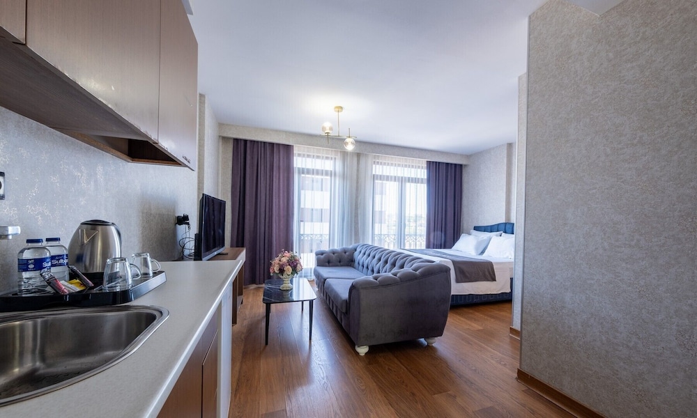 Deluxe, Studio, Suite