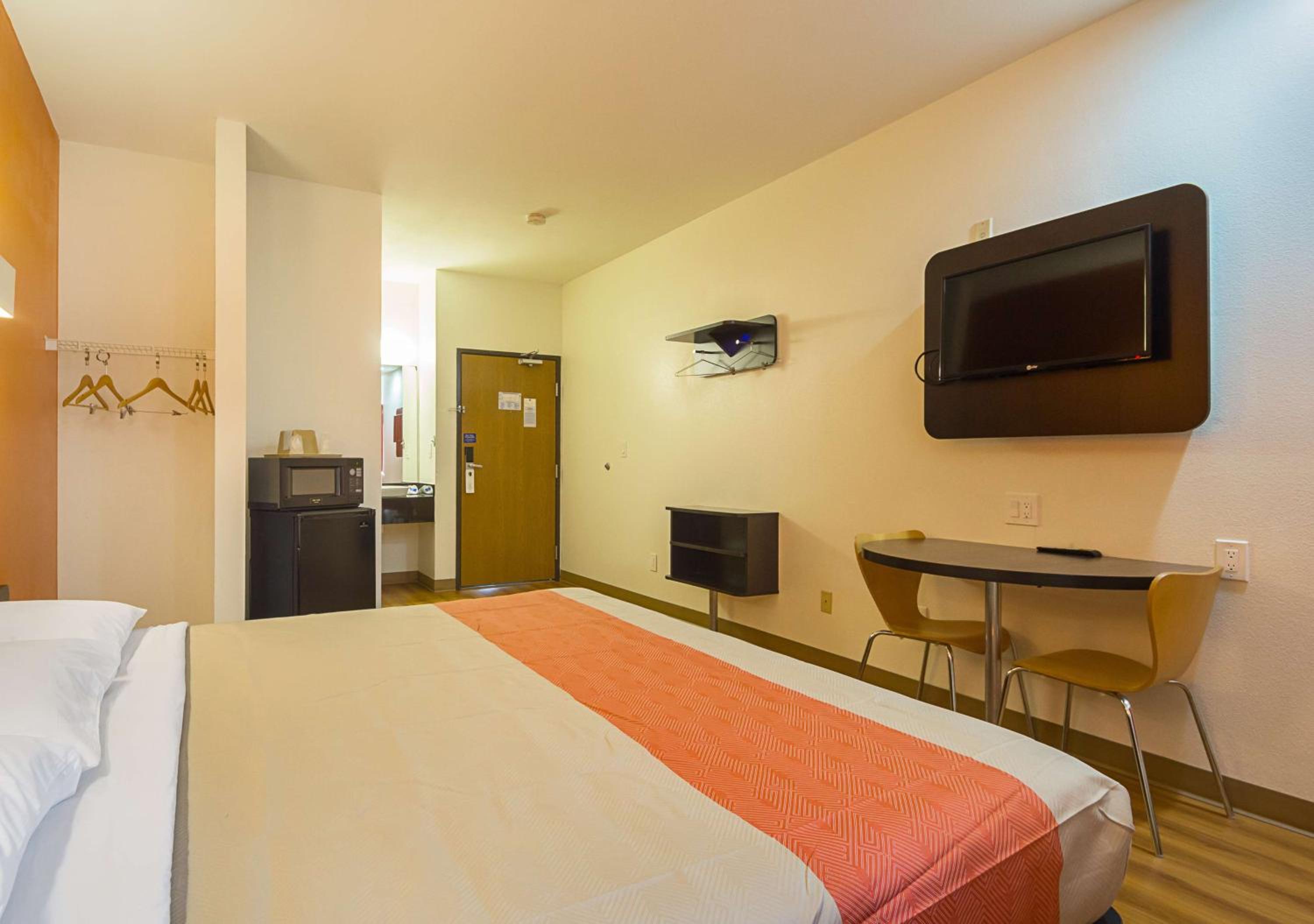 ROOM, KING BED, ACCESSIBLE