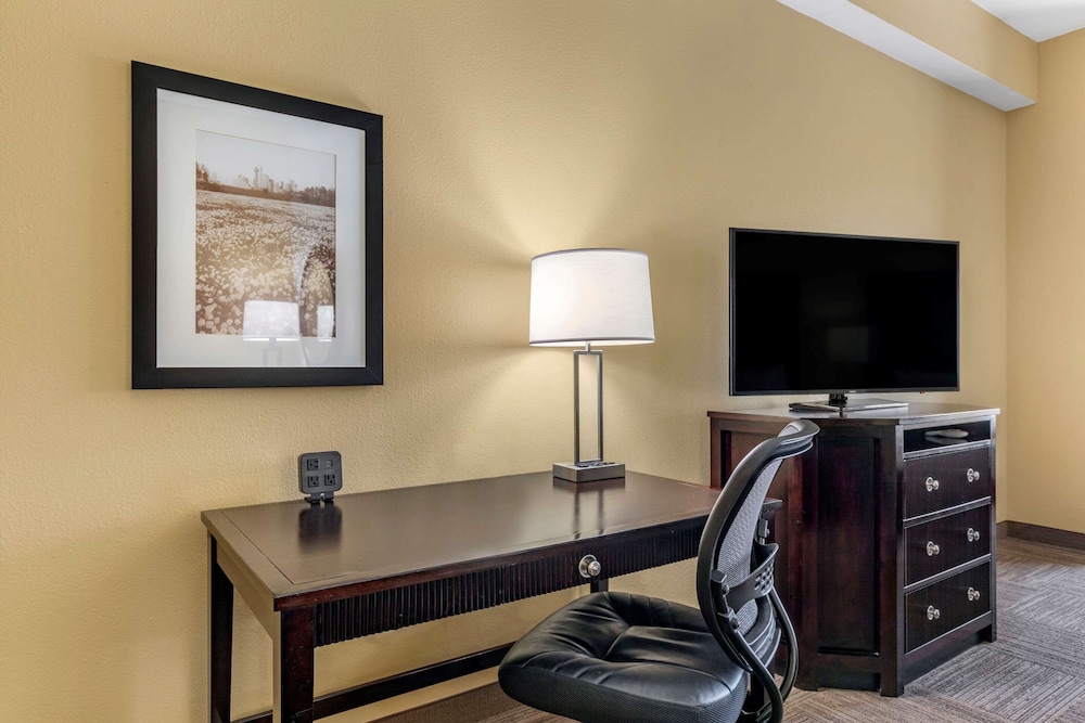 Comfort Suites Frisco 33/39
