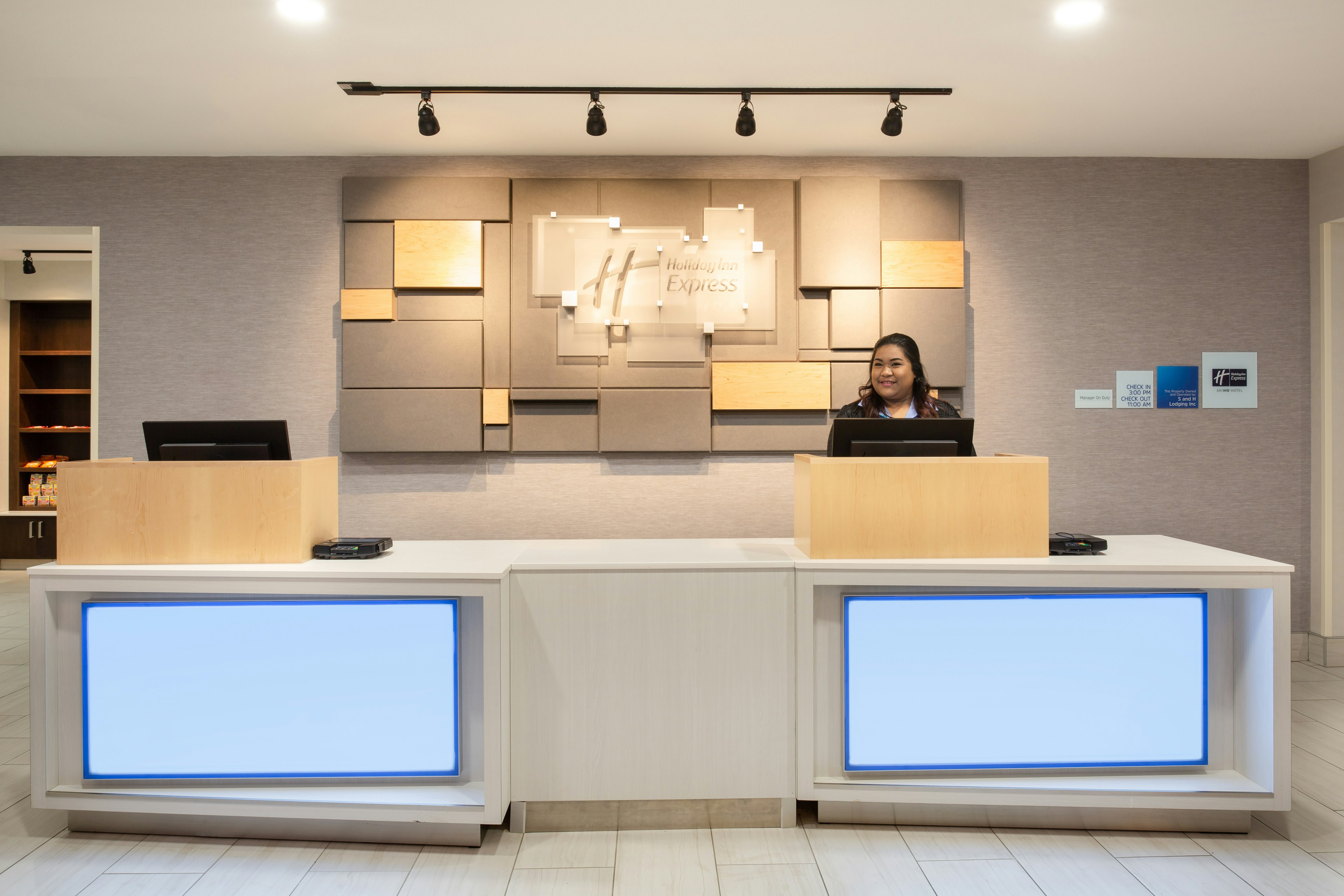 Holiday Inn Express And Suites Lincoln City 4/27