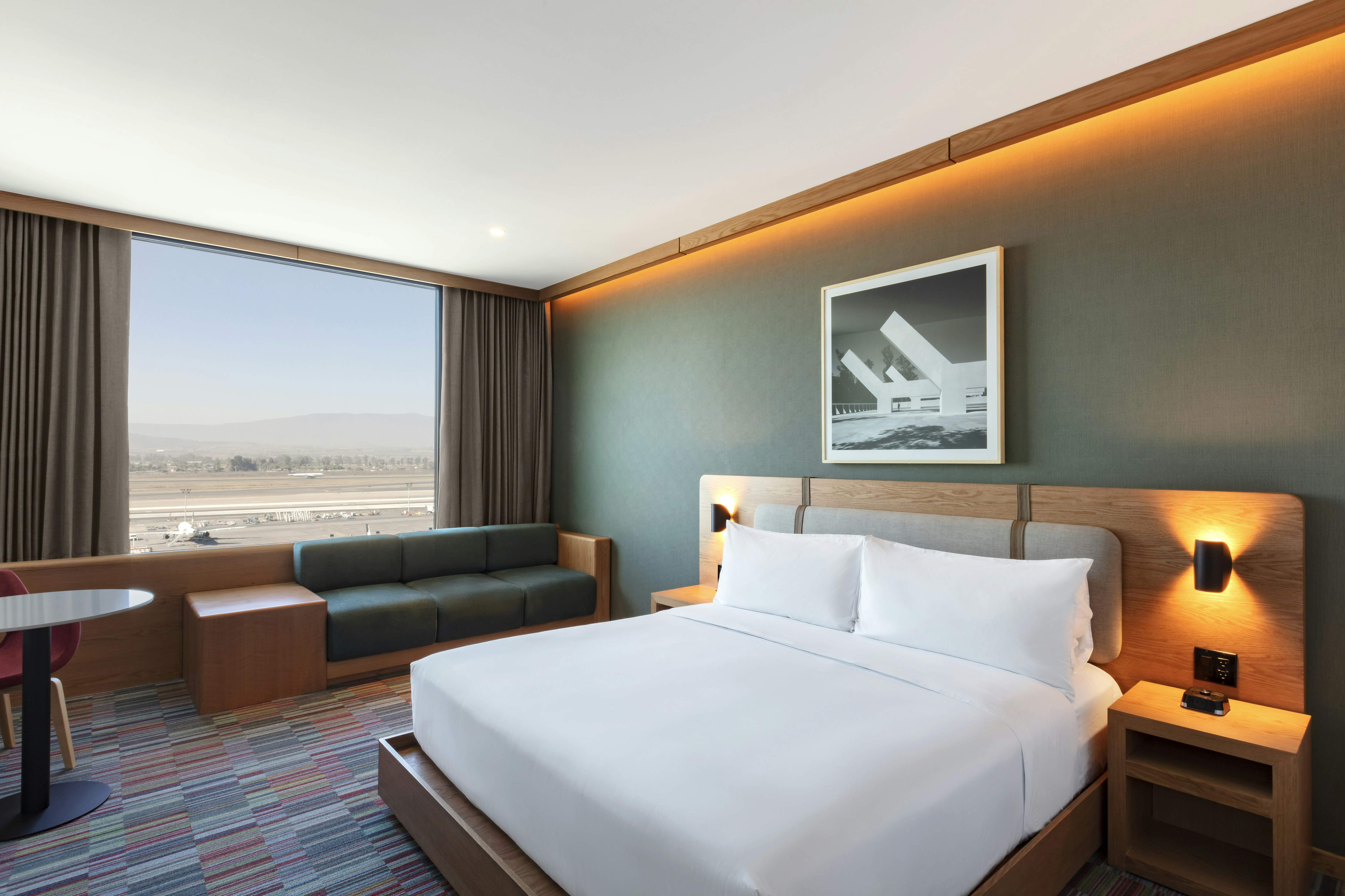 ROOM, KING BED, AIRPORT VIEW